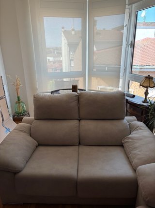 Dos sofás de polipiel beige