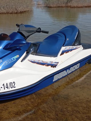 Moto de agua Bombardier GTX azul y blanca