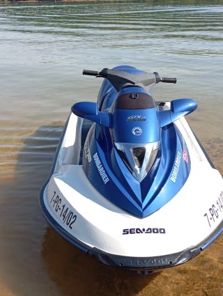 Moto de agua Bombardier GTX azul y blanca