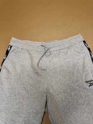 Pantalón corto deportivo gris Reebok