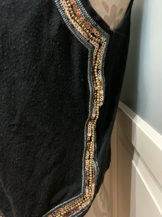 Chaleco negro con adornos dorados