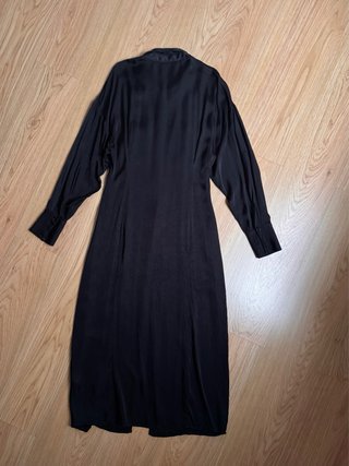 Zara. Vestido camisero satinado negro. Talla M.