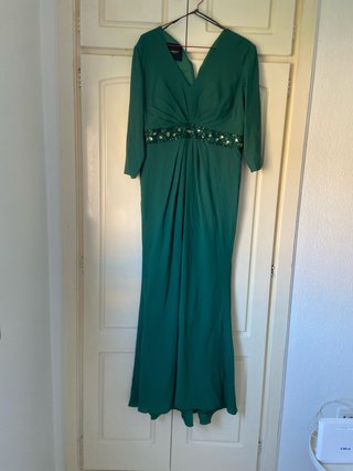 Vestido largo verde con pedrería y cola