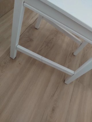 Juego de mesa y 4 sillas blancas pintadas de ikea.