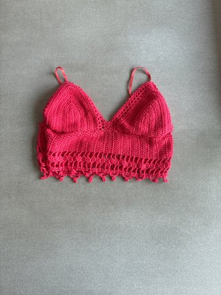 Top de punto rosa con crochet