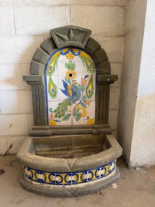Fuente de pared Alhambra con azulejos