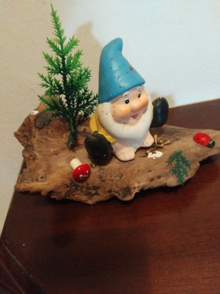 Decorazione fatta a mano con gnomo e fungo