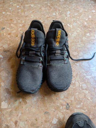 Zapatillas deportivas Adidas grises y naranjas