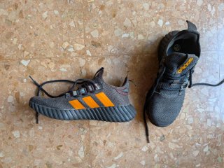Zapatillas deportivas Adidas grises y naranjas