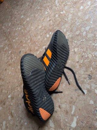 Zapatillas deportivas Adidas grises y naranjas