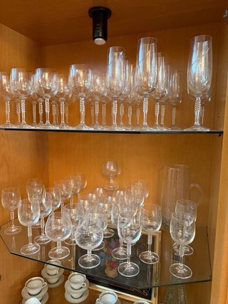 Vitrina de madera con vajilla completa
