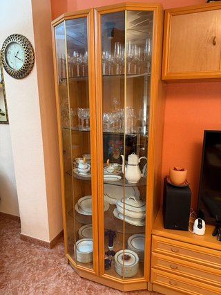 Vitrina de madera con vajilla completa