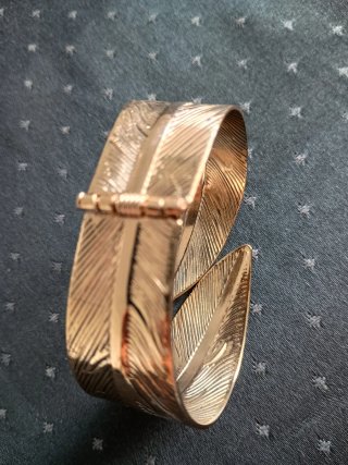 Pulsera dorada diseño hoja
