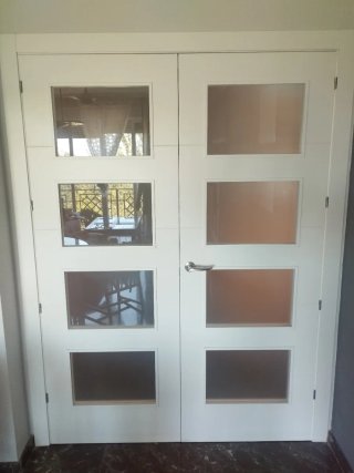 Puerta doble de salón con cristales