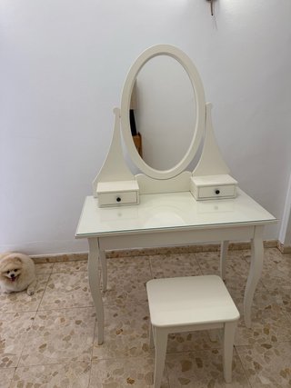 Tocador Ikea con espejo y taburete