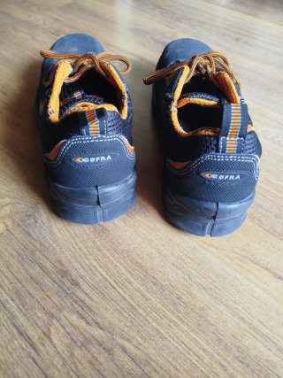 Zapatos de trabajo Cofra negros y naranjas