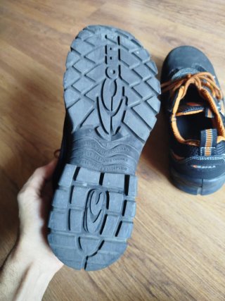 Zapatos de trabajo Cofra negros y naranjas