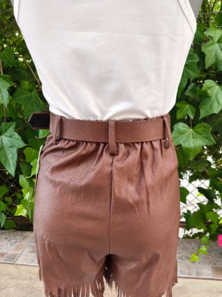 Shorts polipiel con flecos
