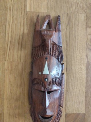 Máscara africana de madera tallada
