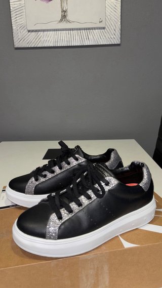 Zapatillas Skechers Negras y Plateadas