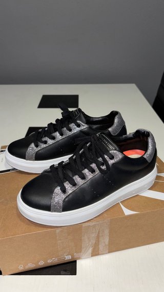 Zapatillas Skechers Negras y Plateadas