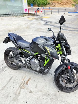 Kawasaki Z650 Negra y Verde