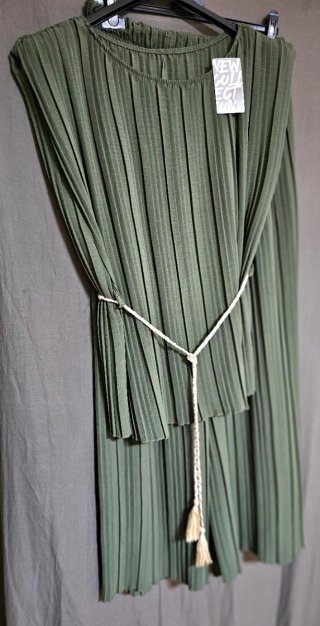 Conjunto plisado verde con cinturón