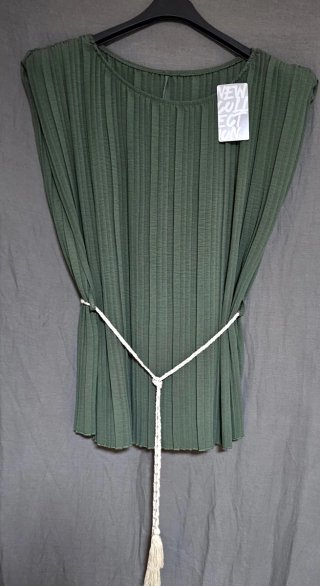 Conjunto plisado verde con cinturón