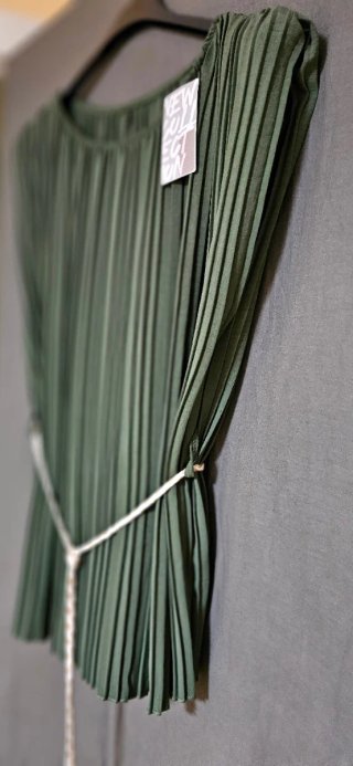 Conjunto plisado verde con cinturón