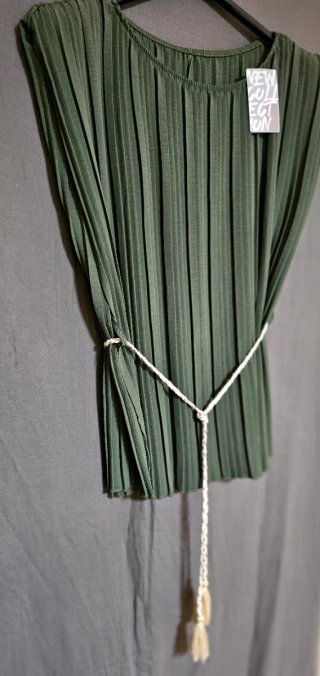 Conjunto plisado verde con cinturón
