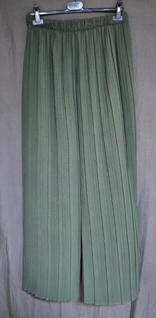 Conjunto plisado verde con cinturón