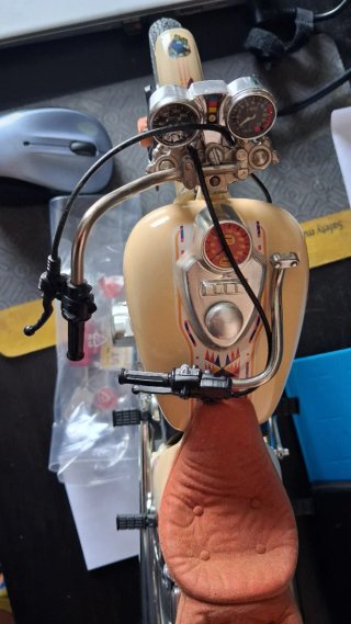 Moto a escala color beige