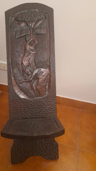 Silla de madera tallada de Kenia