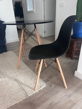 Mesa redonda negra de madera