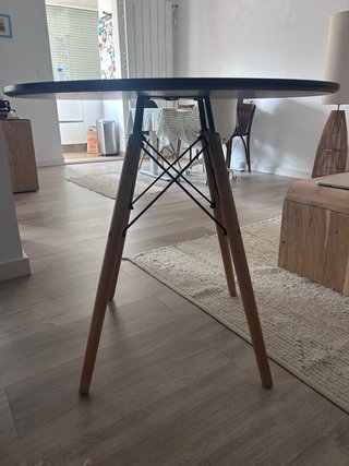 Mesa redonda negra de madera