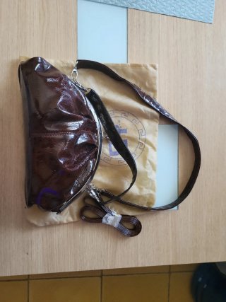Bolso de cuero marrón con cierre de boquilla