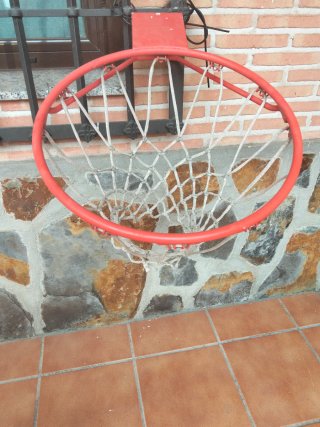 Canasta de baloncesto roja