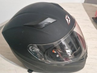 Casco de moto negro con visera