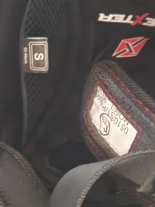 Casco de moto negro con visera