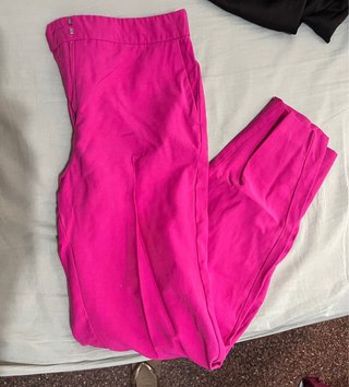 Pantalón rosa de Mango estilo traje