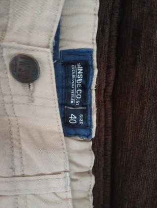 Pantalón corto beige con bolsillos