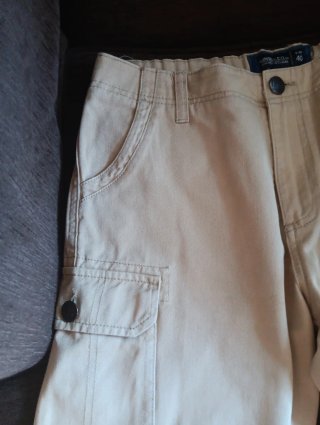 Pantalón corto beige con bolsillos
