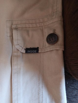 Pantalón corto beige con bolsillos