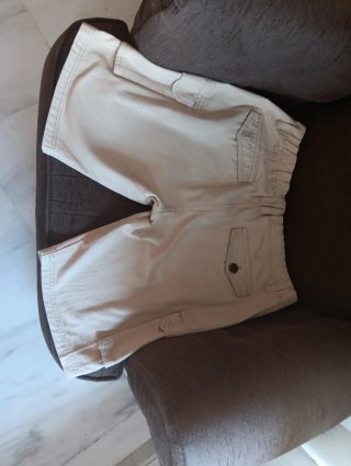 Pantalón corto beige con bolsillos