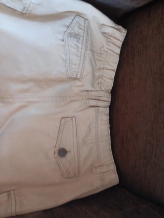 Pantalón corto beige con bolsillos