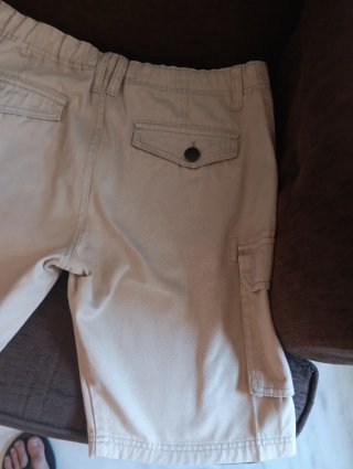 Pantalón corto beige con bolsillos