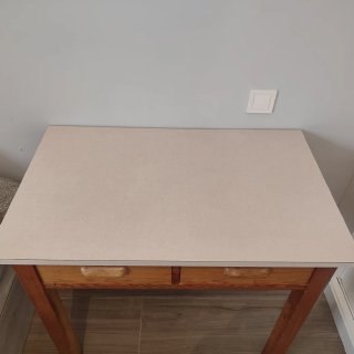 Mesa de madera con 2 cajones