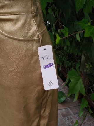 Falda midi polipiel dorada