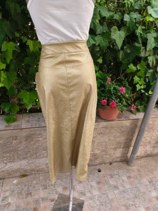 Falda midi polipiel dorada