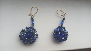 Pendientes de abalorios azules y negros